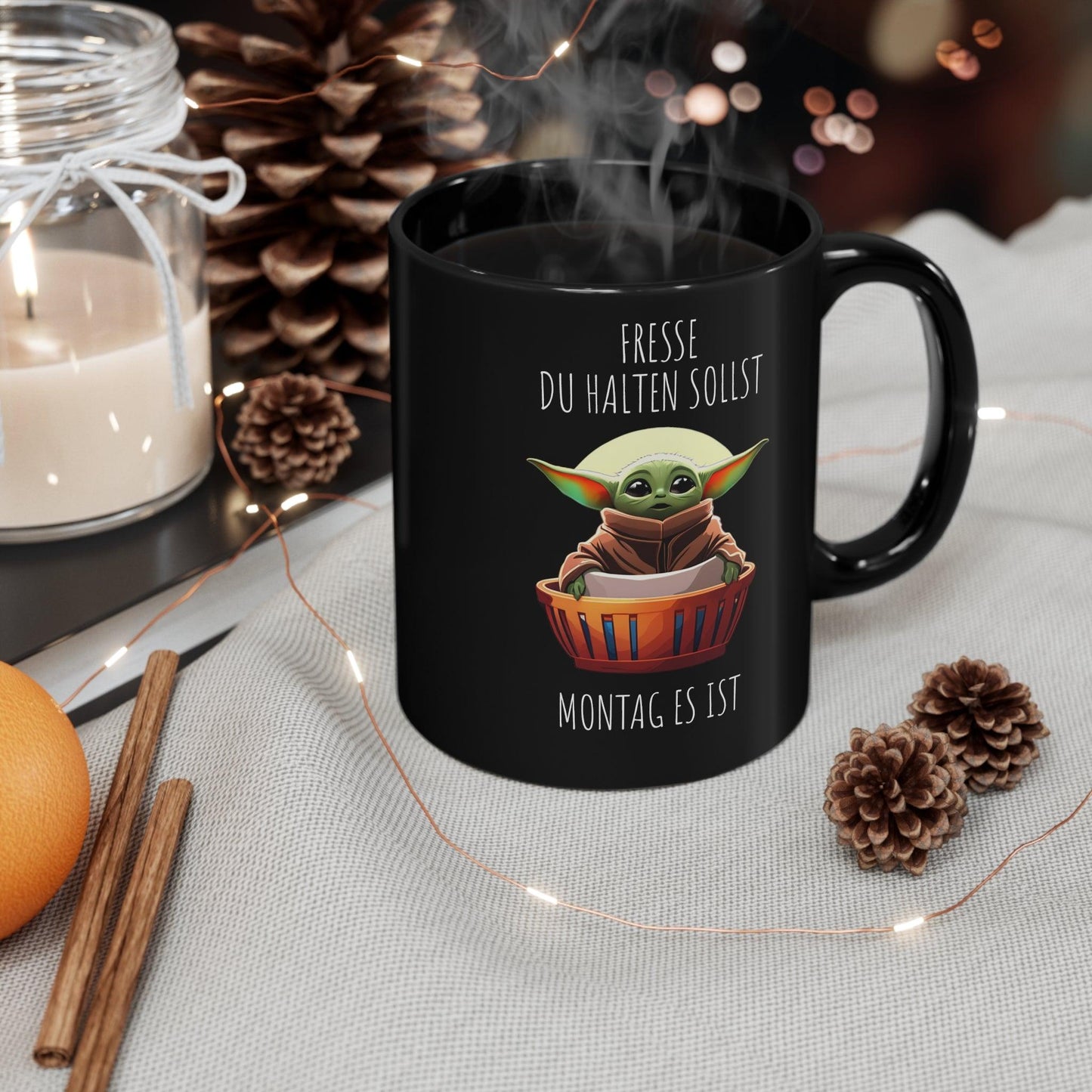Baby - Yoda Kaffeetasse 'Arbeit Fresse Halten Du Sollst – Montag' ☕️ – Lustiger Büro - Kaffeebecher, Schwarz, Geschenkidee - Mug | Jetzt bestellen bei PrintHub Horizon