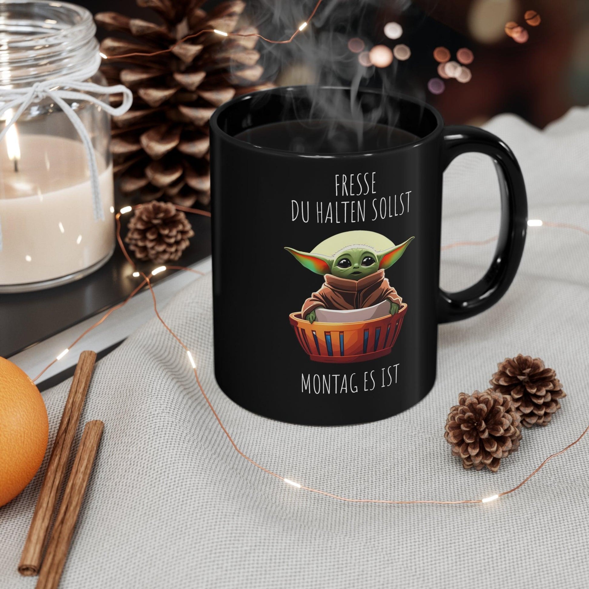 Baby - Yoda Kaffeetasse 'Arbeit Fresse Halten Du Sollst – Montag' ☕️ – Lustiger Büro - Kaffeebecher, Schwarz, Geschenkidee - Mug | Jetzt bestellen bei PrintHub Horizon
