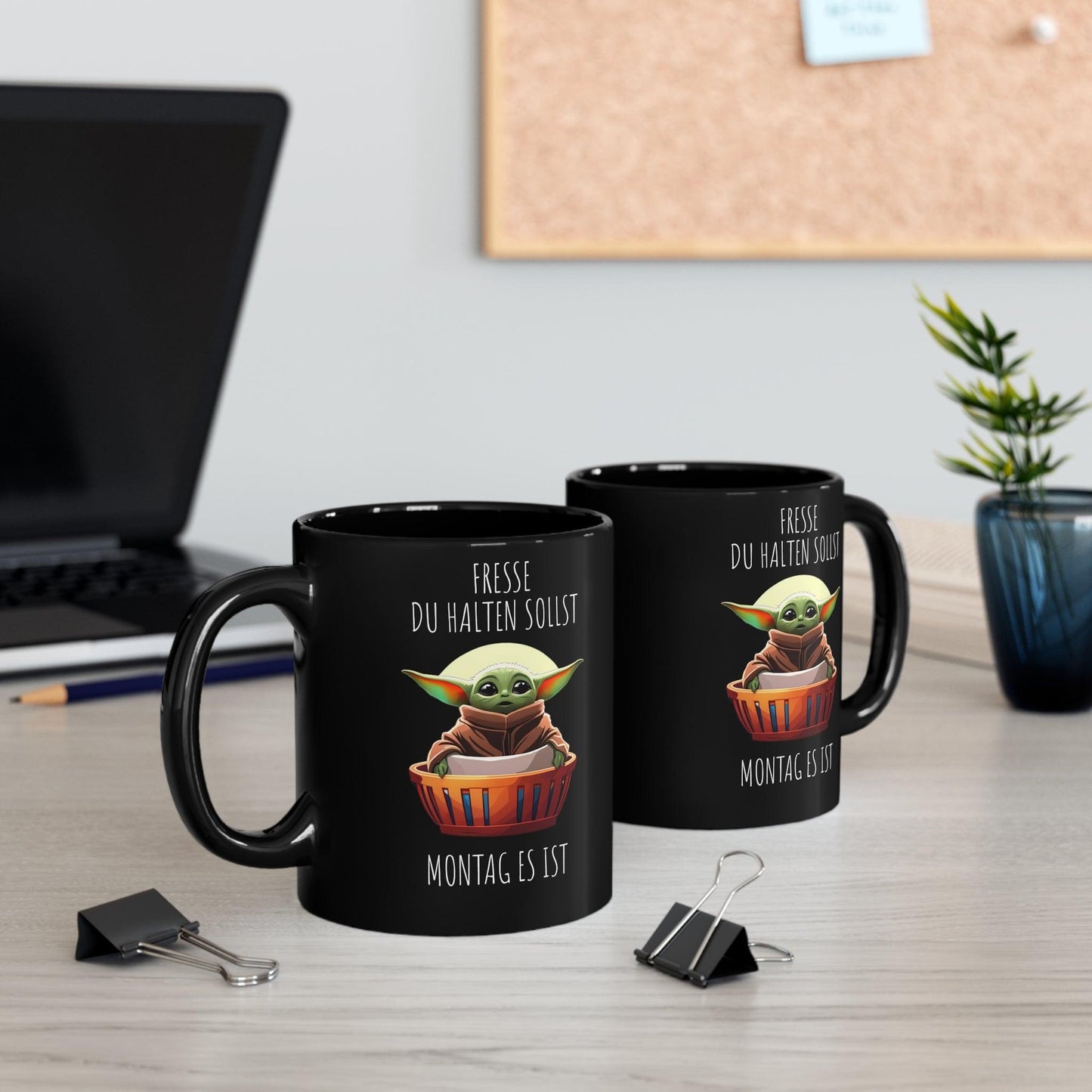 Baby - Yoda Kaffeetasse 'Arbeit Fresse Halten Du Sollst – Montag' ☕️ – Lustiger Büro - Kaffeebecher, Schwarz, Geschenkidee - Mug | Jetzt bestellen bei PrintHub Horizon