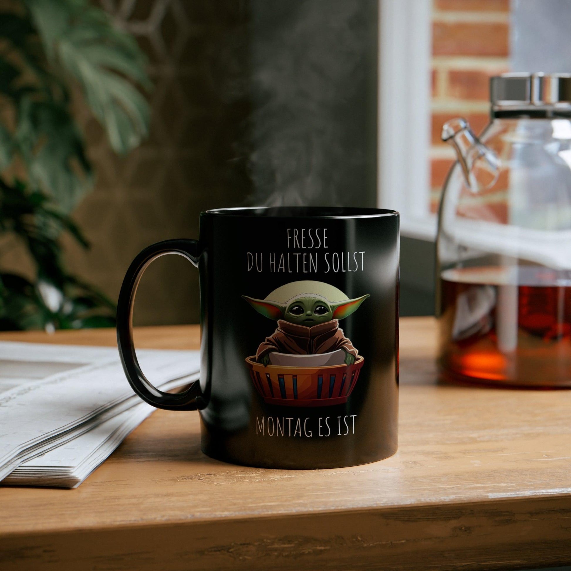 Baby - Yoda Kaffeetasse 'Arbeit Fresse Halten Du Sollst – Montag' ☕️ – Lustiger Büro - Kaffeebecher, Schwarz, Geschenkidee - Mug | Jetzt bestellen bei PrintHub Horizon