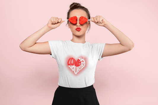 Unisex T-Shirt 'Love Yourself Design' ❤️ – Valentinstag Geschenkidee, Softstyle, Komfortabel - T-Shirt | Jetzt bestellen bei PrintHub Horizon